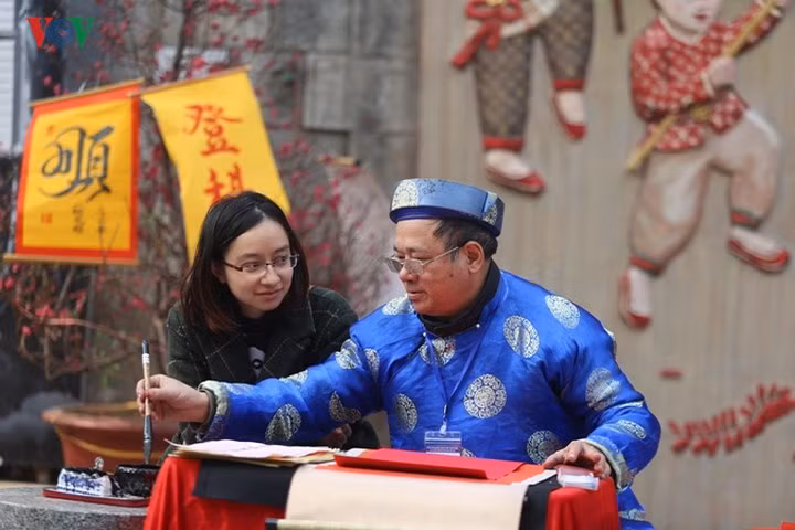 Ngoài vui chơi, sắm Tết nhiều người còn tranh thủ xin chữ nho cho gia đình.