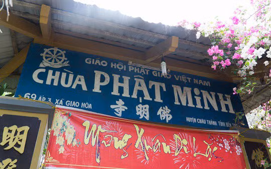 Cuối cùng, bạn dừng chân tại chùa Phật Minh (Giao Hòa, Châu Thành, Bến Tre) cách Pháp Bảo tự khoảng 18 km. Ngôi chùa nhỏ năm gần sông, đường đi ngoằn ngoèo là nơi cưu mang nhiều mảnh đời bất hạnh, trẻ mồ côi từ khắp nơi.