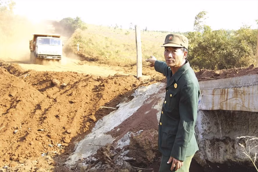 Ông Nghiêm đang có mặt tại đoạn suối Đắk Rô để theo dõi công nhân mở đường, xẻ núi.