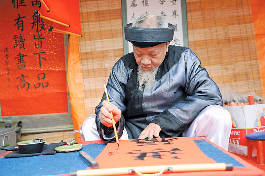 Khai bút đầu năm. Ảnh: Vĩnh Xuân Khai bút đầu năm. Ảnh: Vĩnh Xuân