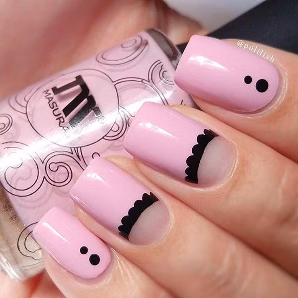 Họa tiết chấm đen hay vương miện cách điệu nổi bật trên nền móng hồng pastel