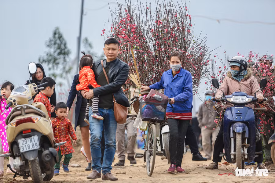  Không chỉ các bạn trẻ, nhiều gia đình cũng đưa các bạn nhỏ với những chiếc áo dài sặc sỡ tới đây để ngắm và chụp ảnh