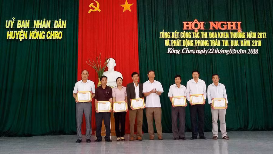  Đồng chí Phan Văn Trung - Chủ tịch UBND huyện tặng Giấy khen cho các tập thể đạt Danh hiệu Lao động tiên tiến. Ảnh: Phương Liên