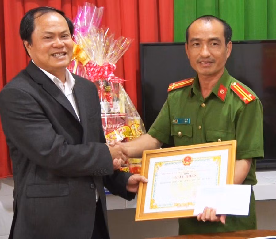  Huyện Ia Pa khen thưởng đột xuất cho Đội Cảnh sát PCCC và cứu nạn cứu hộ khu vực thị xã Ayun Pa. Ảnh: Như Loan