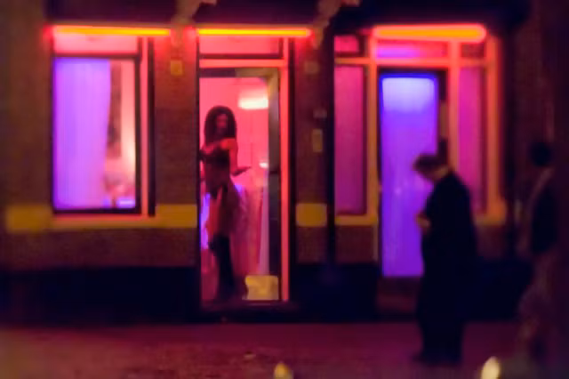 Phố đèn đỏ là một trong những điểm du lịch hút khách bậc nhất ở Amsterdam Phố đèn đỏ là một trong những điểm du lịch hút khách bậc nhất ở Amsterdam