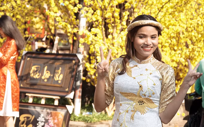 Ngọc Thư (quận 3) cho biết, năm nay là năm thứ 3 liên tiếp bạn đến tham quan ở phố ông Đồ. “Mỗi năm mình đều đợi đến những ngày này để có thể đến đây vui chơi và chụp ảnh cùng bạn bè. Nhờ hình ảnh những ông đồ với mực tàu, giấy đỏ và cả mai vàng rợp hai bên đường mà không khí Tết ở Sài Gòn càng thêm rõ nét”.