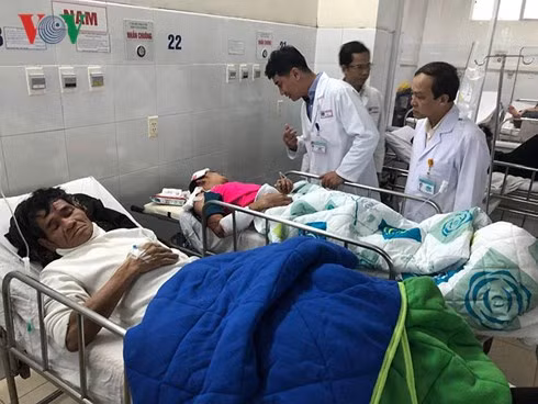 Nạn nhân đang cấp cứu trong bệnh viện. Nạn nhân đang cấp cứu trong bệnh viện.