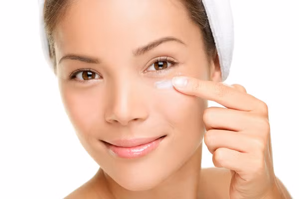 Bất kỳ một thao tác hay sản phẩm trị liệu nào tác động lên vùng mắt cũng có thể làm tổn thương và kích ứng. Ảnh: Loyalty