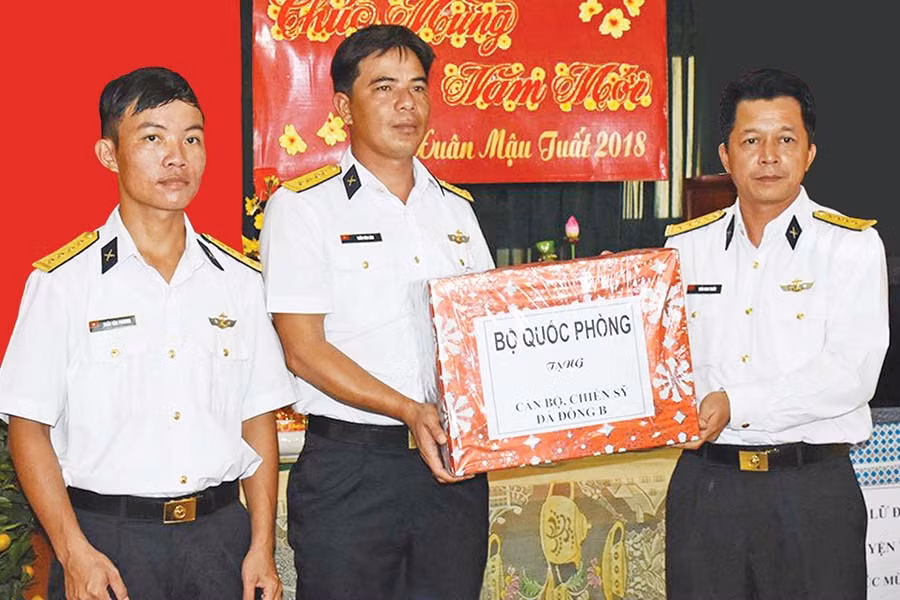 Tặng quà cho chiến sĩ đảo Đá Đông B. Ảnh: M.T