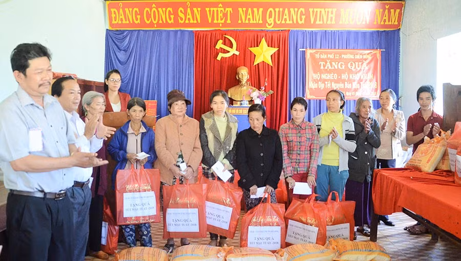  Tổ dân phố 12 tặng 43 suất quà cho bà con nghèo. Ảnh: P.L