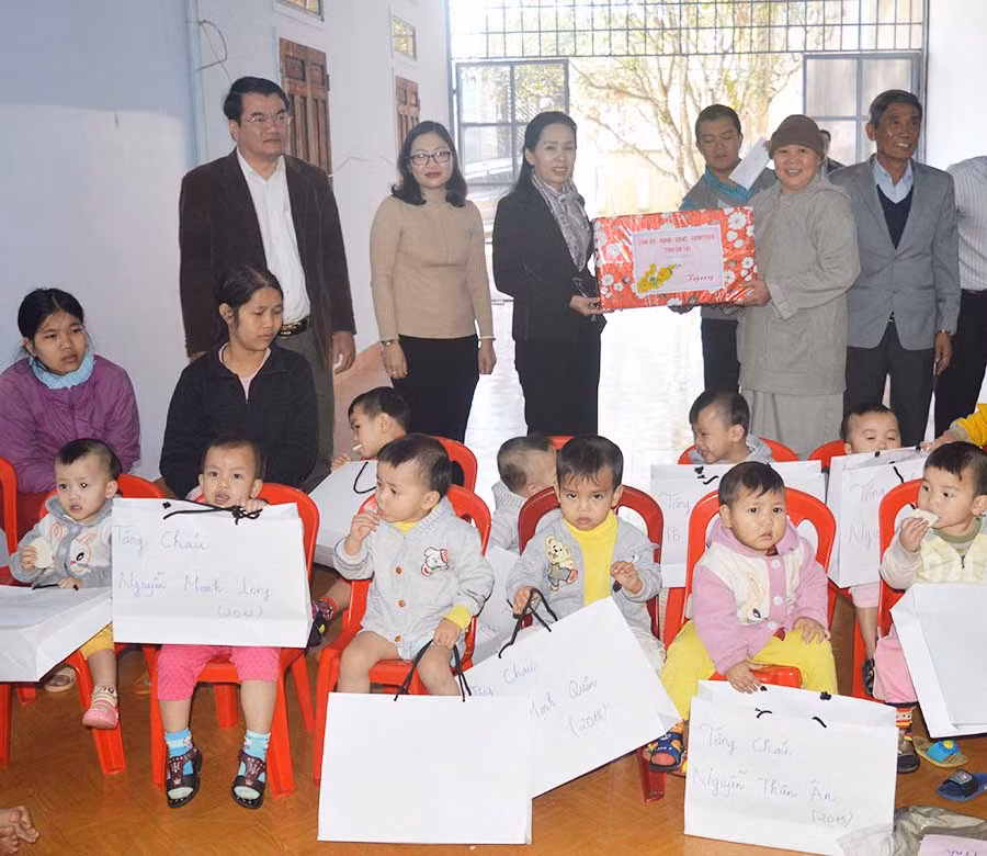  Tặng quà Tết cho trẻ em mồ côi tại chùa Bửu Châu-TP. Pleiku. Ảnh: Đ.Y
