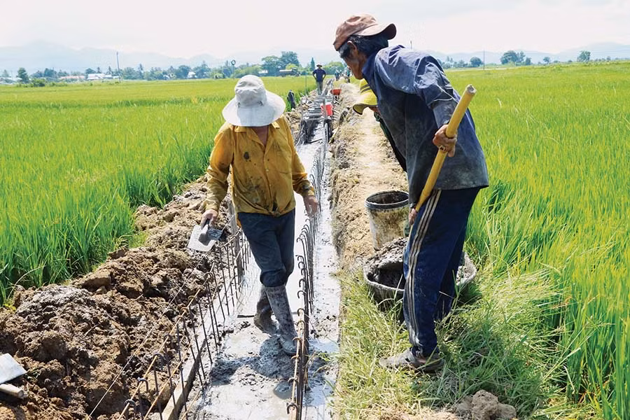  Bê tông hóa kênh mương nội đồng.