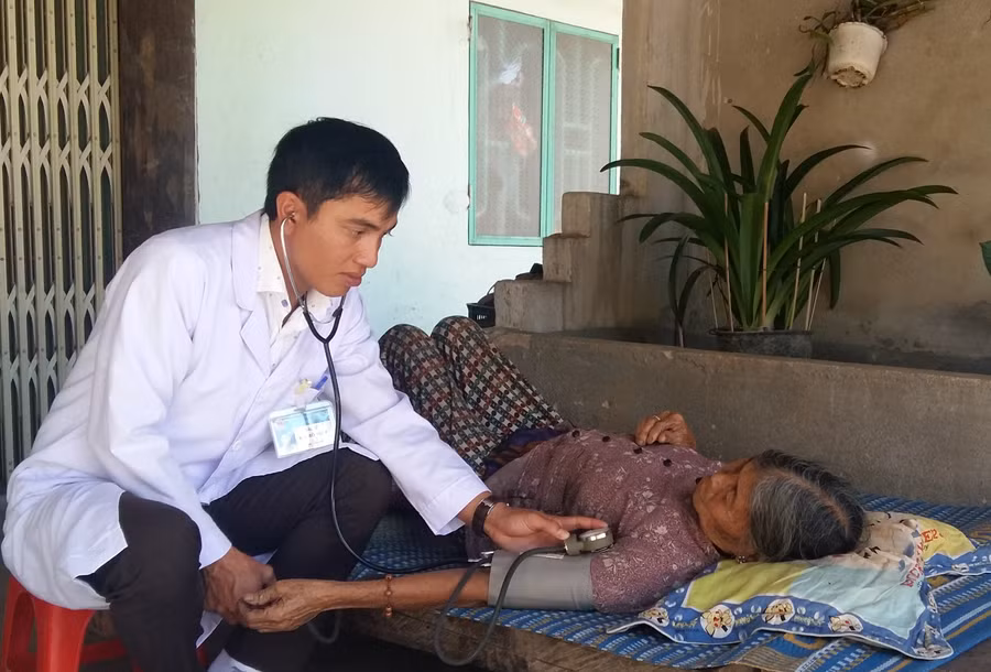 BS. Karô Hiệp khám bệnh cho người dân làng Plei Rơ Lơng.