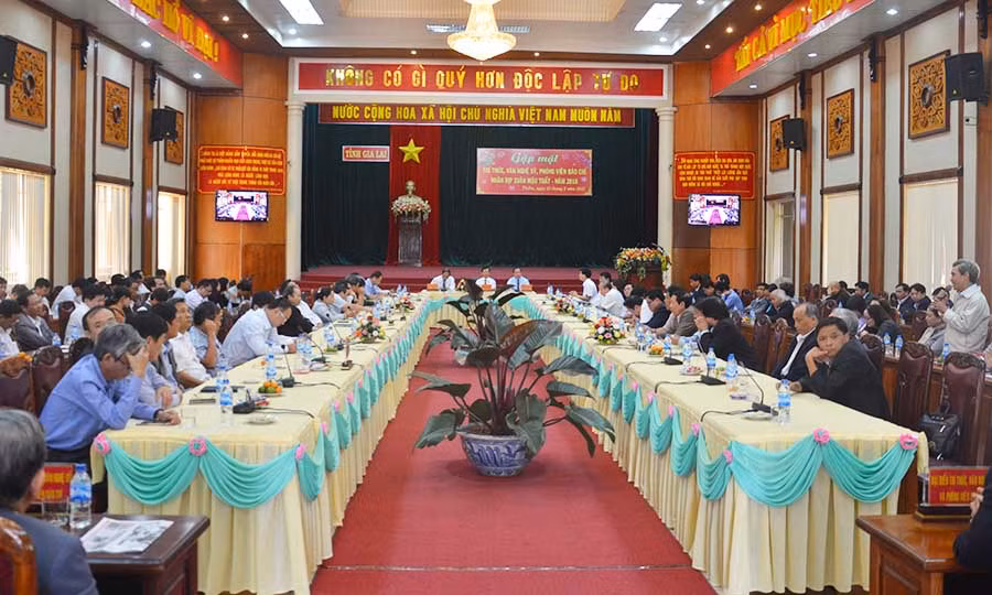 Buổi gặp mặt trí thức, văn nghệ sĩ, phóng viên báo chí đầu năm diễn ra trong không khí trang trọng, gần gũi. Ảnh: Phương Linh