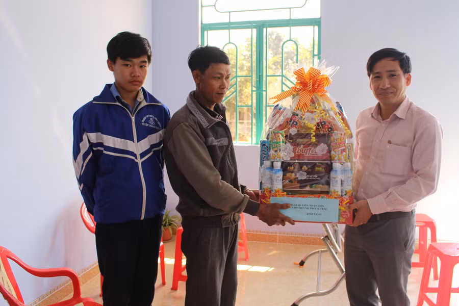Thầy cô Trường THPT Huỳnh Thúc Kháng chúc Tết gia đình em Trung. Ảnh: N.G