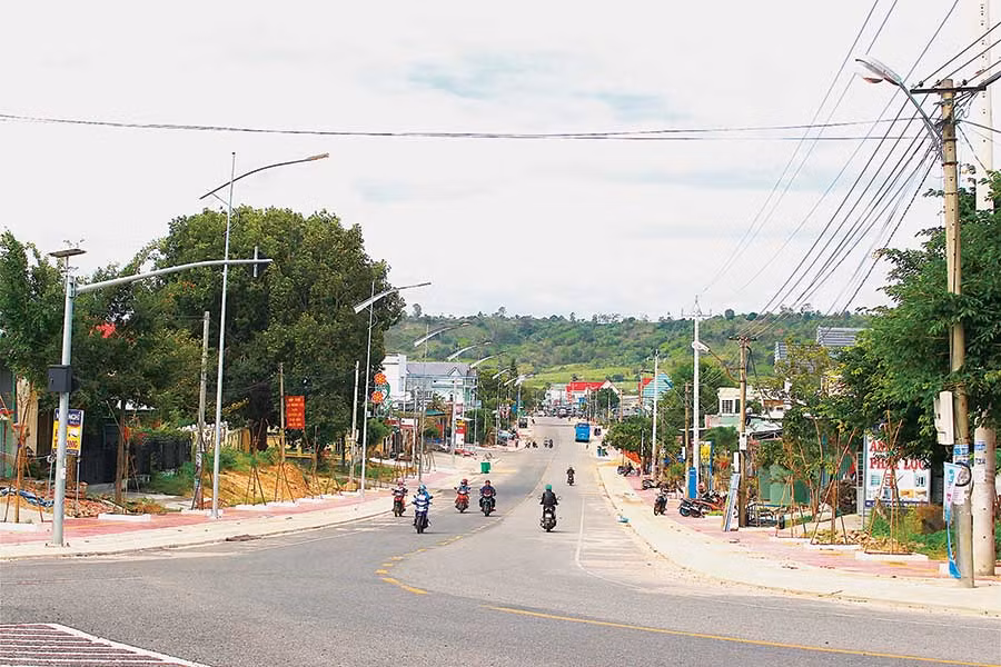 Trung tâm huyện Kông Chro được đầu tư xây dựng khang trang. Ảnh: M.T