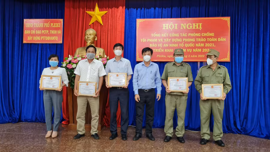 Ông Đỗ Việt Hưng-Chủ tịch UBND TP. Pleiku trao giấy khen cho tập thể, cá nhân có thành tích xuất sắc trong phong trào Toàn dân bảo vệ ANTQ năm 2021. Ảnh: Bá Bính