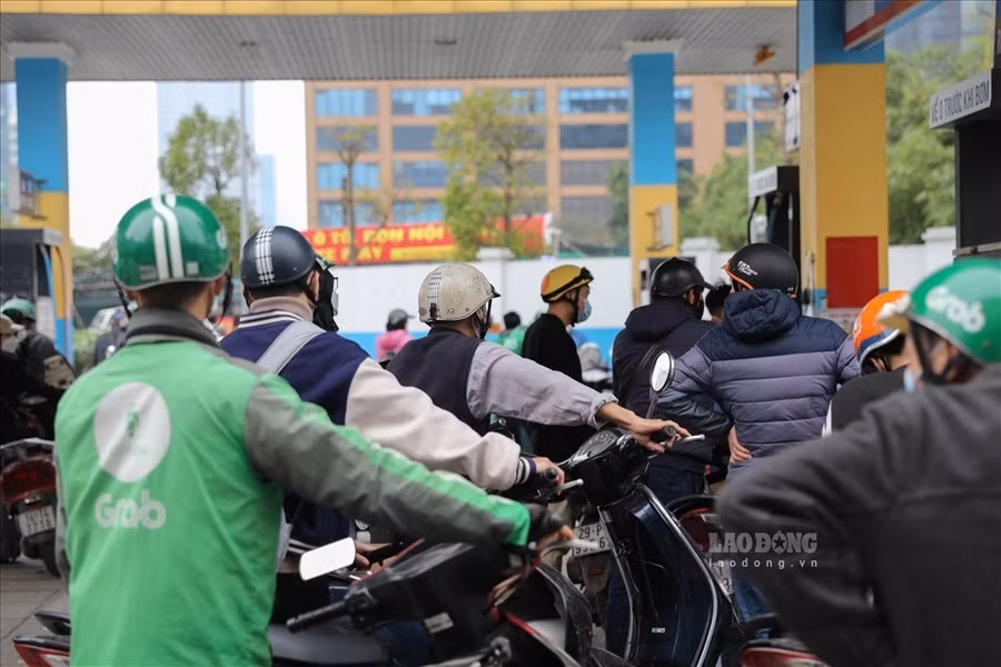 Giá xăng dầu tăng rất mạnh trong kỳ điều chỉnh ngày 11.3. Ảnh: Phan Tuấn Anh