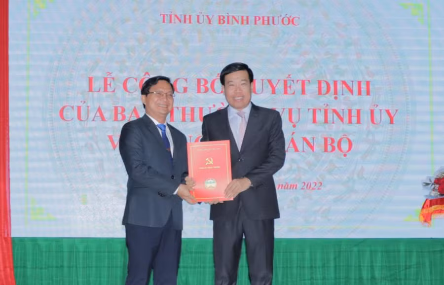 Ông Hà Anh Dũng nhận quyết định giữ chức Bí thư Thành ủy Đồng Xoài. Ảnh: H.G.