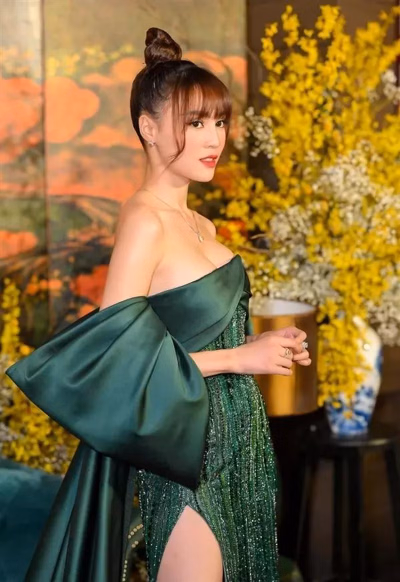 Trong những sự kiện, thảm đỏ, Lan Ngọc dễ dàng chiếm spotlight nhờ vẻ ngoài nổi bật.