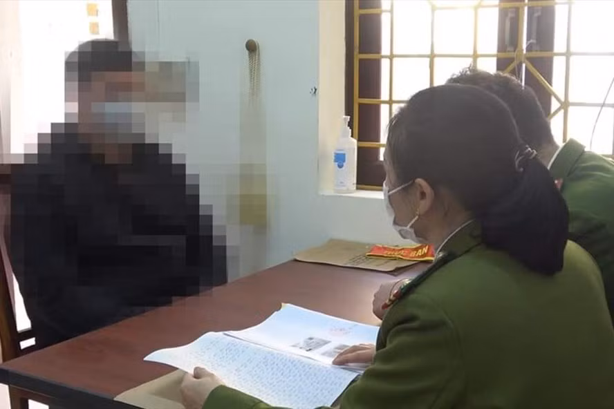 Tại cơ quan chức năng các đối tượng đã thừa nhận hành vi đã thực hiện trong vụ án mại dâm kể trên. Ảnh: CACB.