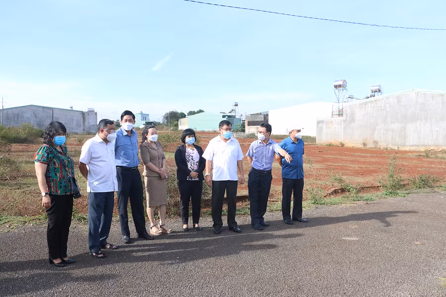  Đoàn giám sát điểm khảo sát thực tế tại phường Thắng Lợi, TP. Pleiku. Ảnh: Quang Tấn