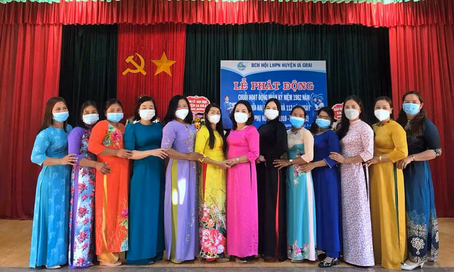 Các cấp hội LHNP trong tỉnh phát động tuần lễ áo dài từ ngày 1 đến 11-3. Ảnh: Minh Châu Các cấp hội LHNP trong tỉnh phát động tuần lễ áo dài từ ngày 1 đến 11-3. Ảnh: Minh Châu