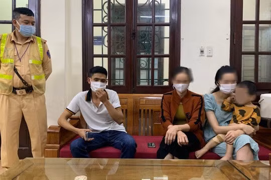 Chị T. cùng gia đình đến đón con trai về chăm sóc - Ảnh: Đội CSGT số 2 cung cấp Chị T. cùng gia đình đến đón con trai về chăm sóc - Ảnh: Đội CSGT số 2 cung cấp