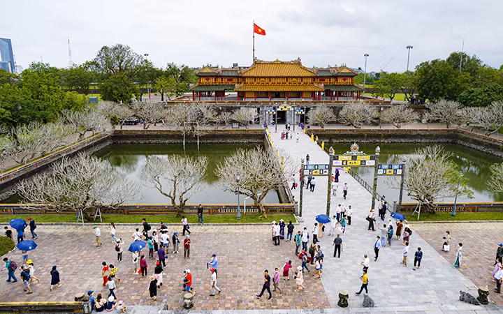 Thừa Thiên Huế đã đón du khách trở lại tham quan quần thể Di tích Cố đô Huế, mở màn cho mùa du lịch hè năm 2022. Ảnh Du lịch Huế