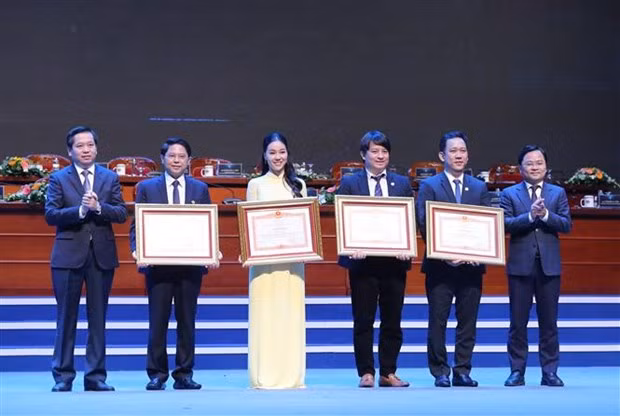 Bí thư thứ nhất Trung ương Đoàn Thanh niên cộng sản Hồ Chí Minh Nguyễn Anh Tuấn trao tặng Bằng khen của Thủ tướng Chính phủ cho các cá nhân của Hội Doanh nhân trẻ Việt Nam trong công tác phòng, chống dịch bệnh COVID-19. (Ảnh: Minh Đức/TTXVN)
