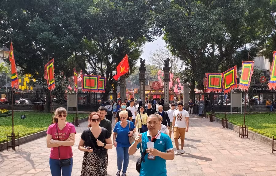 Du khách quốc tế tham quan Văn Miếu-Quốc Tử Giám. Ảnh minh họa: Huy Hoàng