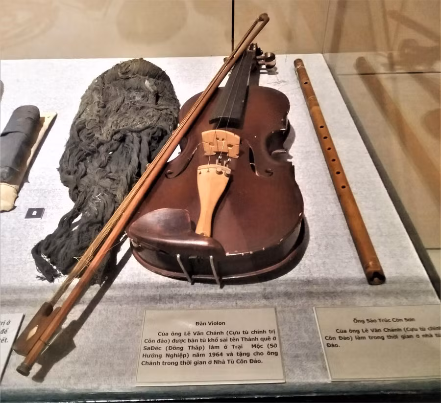 Sáo và đàn violon được các tù nhân làm tại Côn Đảo (Hiện vật của Bảo tàng Côn Đảo)