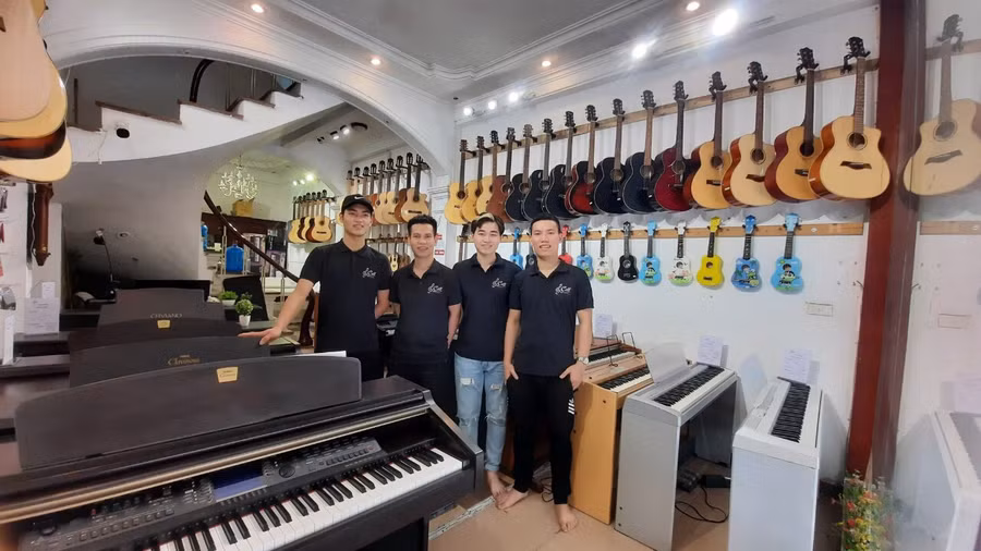  Học âm nhạc nên bằng nhiều cách anh vẫn theo đuổi đam mê của mình. Ảnh: Phạm Minh Tông
