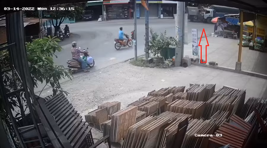 Camera ghi lại vụ tai nạn giữa xe biển số xanh và xe tải. Ảnh cắt từ clip
