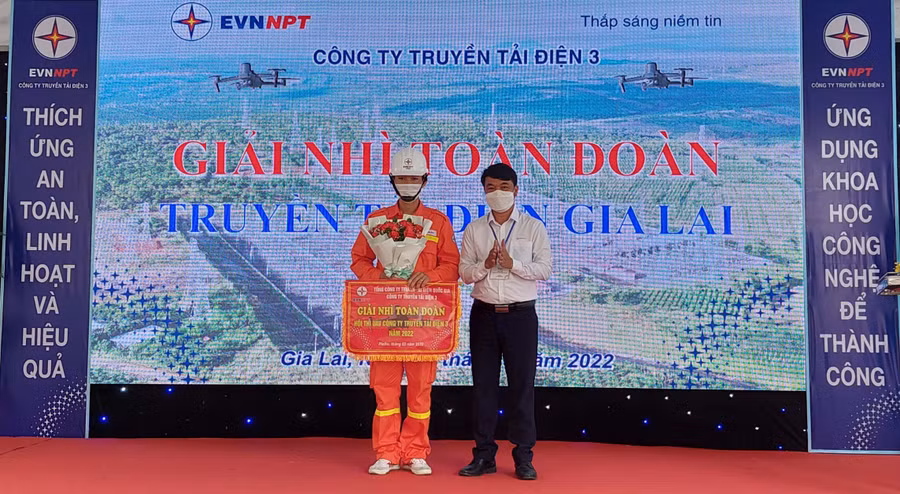 Ban tổ chức trao giải nhì toàn đoàn cho Truyền tải điện Gia Lai. Ảnh: Văn Hải