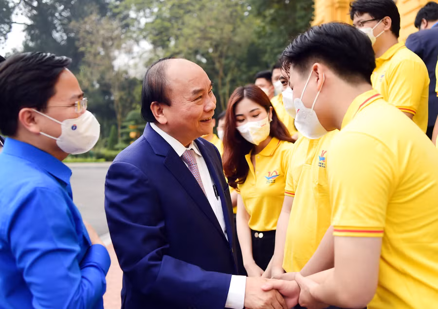 Chủ tịch nước Nguyễn Xuân Phúc trò chuyện, chúc mừng các gương mặt trẻ tại Phủ Chủ tịch. Ảnh: Xuân Tùng Chủ tịch nước Nguyễn Xuân Phúc trò chuyện, chúc mừng các gương mặt trẻ tại Phủ Chủ tịch