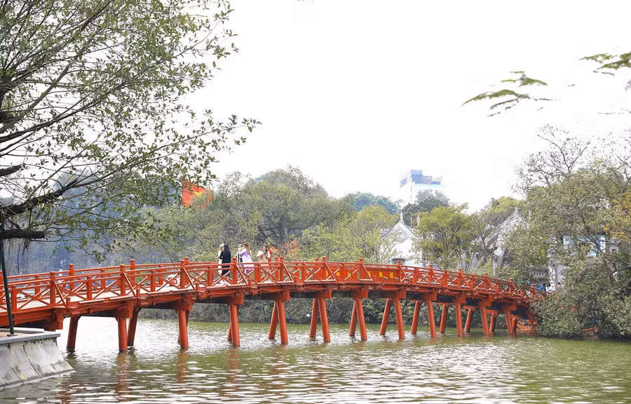 Cầu Thê Húc nối từ Hồ Hoàn Kiếm ra đền Ngọc Sơn. Ảnh: Hoàng Hiếu/TTXVN