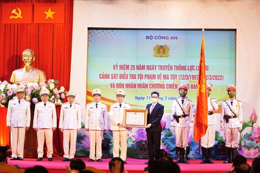 Phó Thủ tướng Vũ Đức Đam thừa uỷ quyền của Chủ tịch nước trao Huân chương Chiến công hạng Nhất cho Cục Cảnh sát điều tra tội phạm về ma tuý. Ảnh: V.D
