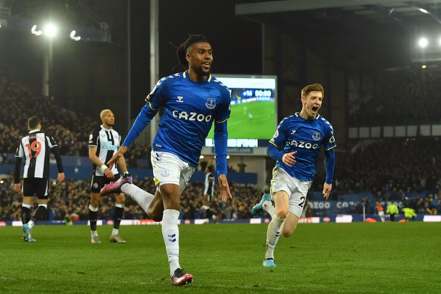 Bàn thắng ở phút bù giờ của Iwobi (trái) giúp Everton có trận thắng nghẹt thở 1-0 trước vị khách Newcastle. Ảnh: AFP