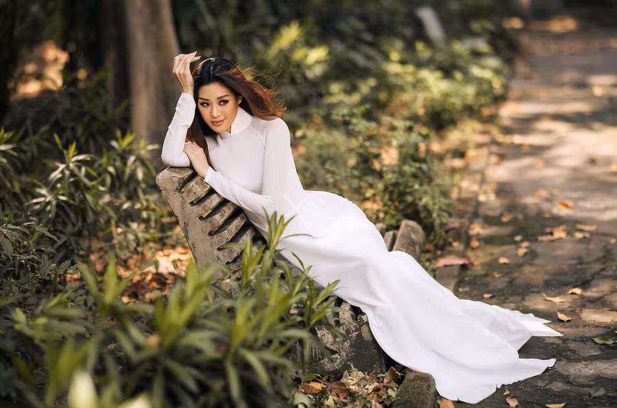 Đối với Hoa hậu Khánh Vân, áo dài gắn liền cùng những kỷ niệm ý nghĩa như danh hiệu Người đẹp Áo dài Nữ sinh Việt Nam 2013 và hai lần đạt giải thưởng “Người đẹp Áo dài” tại cuộc thi Hoa hậu Hoàn vũ Việt Nam 2015, Hoa hậu Hoàn vũ Việt Nam 2019. Ảnh: Nguyễn Long. 