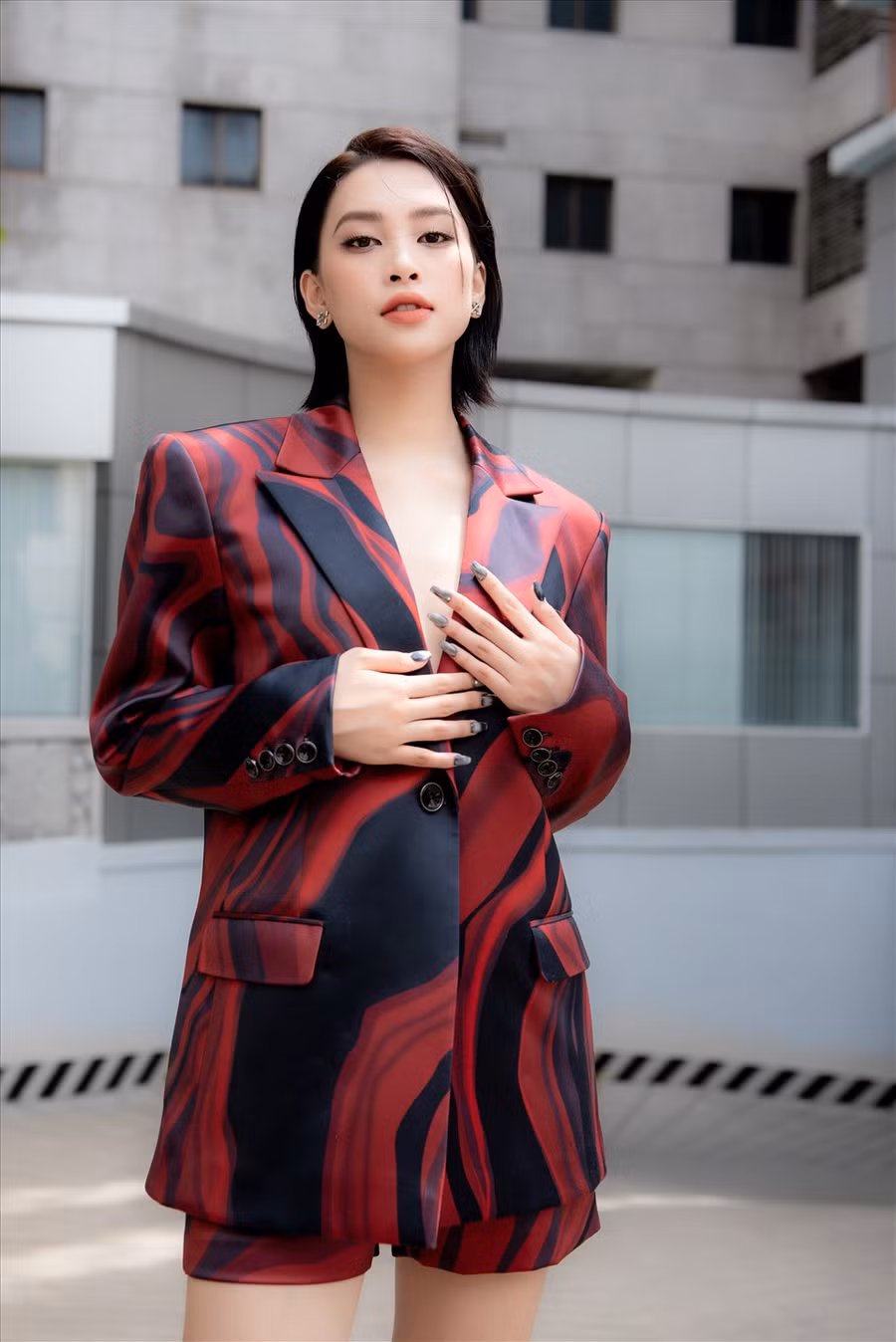  Tiểu Vy cho biết việc theo đuổi phong cách gợi cảm, cá tính giúp cô cảm thấy tự tin hơn. Miss World Việt Nam 2022 cũng đánh dấu sự trưởng thành của hoa hậu sinh năm 2000 khi là một thành viên trong ban giám khảo. Ảnh: Sen Vàng. 