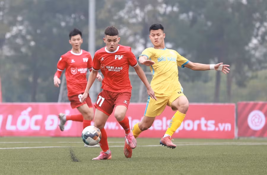Phùng Quang Tú (11, PVF) đi bóng tấn công trước sự đeo bám của hậu vệ Hải Nam Vĩnh Yên Vĩnh Phúc ở trận lượt đi. Ảnh: Hanna