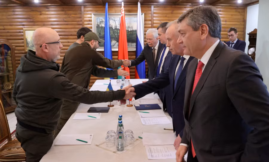 Các quan chức Nga và Ukraine bắt tay nhau trong vòng đàm phán thứ 2 tại khu vực Brest, Belarus, ngày 3/3. Ảnh: Reuters