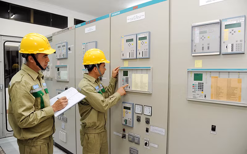 Kỹ sư Truyền tải điện Tây Bắc kiểm tra thông số vận hành thiết bị tại Trạm biến áp 220 kV Việt Trì (Phú Thọ). (Ảnh LÊ TUẤN) Kỹ sư Truyền tải điện Tây Bắc kiểm tra thông số vận hành thiết bị tại Trạm biến áp 220 kV Việt Trì (Phú Thọ). (Ảnh LÊ TUẤN)