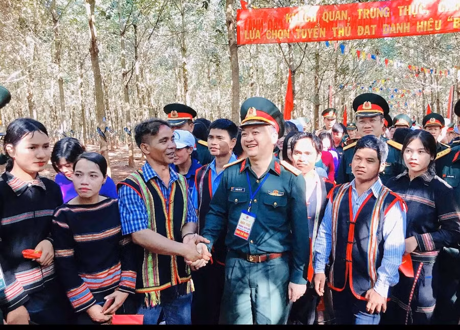 Đồng chí Tư lênh Binh đoàn 15 gặp, động viên bà con địa phương, người lao động chuẩn bị vào mùa khai thác. Ảnh: Lê Quang