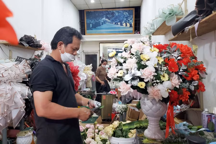 Giá hoa nguyên liệu tăng cao song giá thành hoa lẵng, hoa bình vẫn khá bình ổn dịp lễ. Ảnh: Sơn Ca