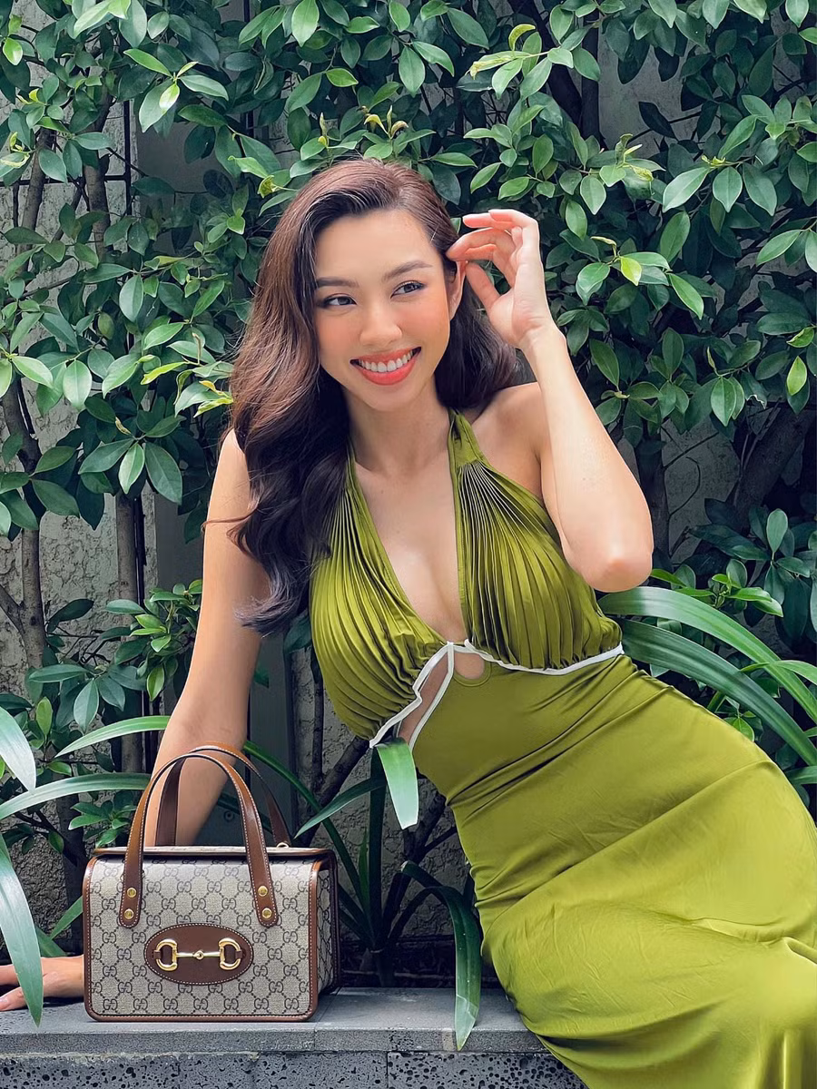 Theo dõi trang cá nhân, dễ dàng nhận ra Thùy Tiên sở hữu tủ đồ tràn ngập các trang phục nhiều màu sắc và không bị trùng lặp nhau. Theo dõi trang cá nhân, dễ dàng nhận ra Thùy Tiên sở hữu tủ đồ tràn ngập các trang phục nhiều màu sắc và không bị trùng lặp nhau.
