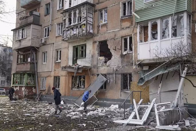 Tòa nhà bị phá hủy ở Mariupol. Ảnh: AP