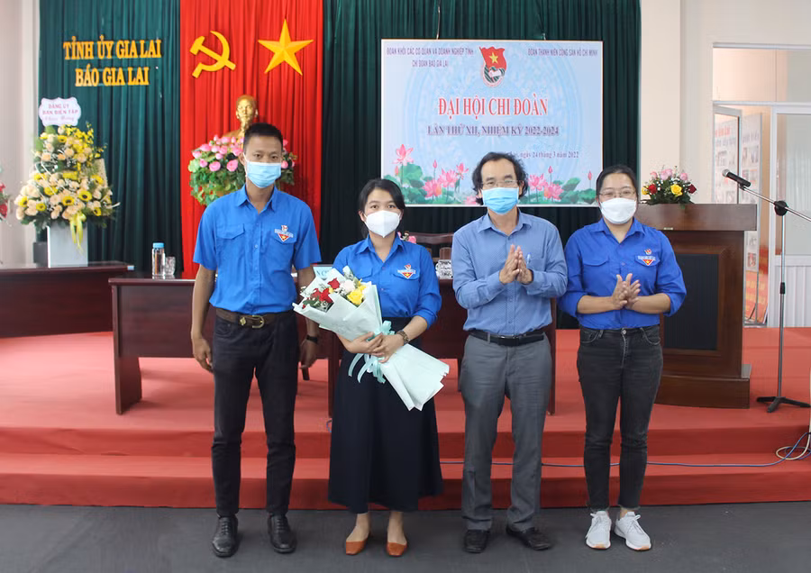  Ban Chấp hành Chi Đoàn Báo Gia Lai khóa XII ra mắt. Ảnh: Phan Lài