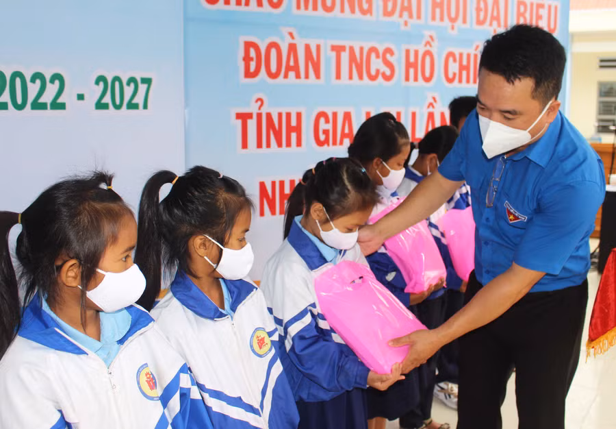 Anh Đỗ Duy Nam-Phó Bí thư Tỉnh Đoàn tặng quà cho các em học sinh Trường Tiểu học Lê Hồng Phong (xã Ia Trôk, huyện Ia Pa). Ảnh: Phan Lài